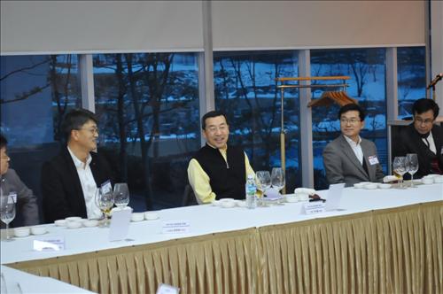 신임 임원들과 만찬을 함께 하는 구자홍 회장(가운데)