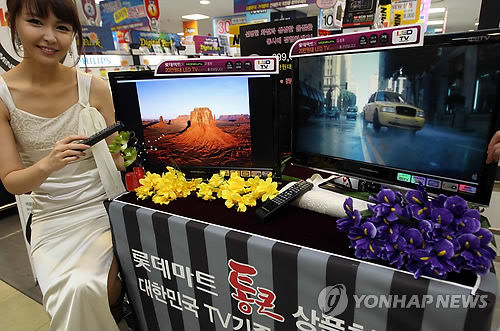 롯데마트는 22일 HDTV 수신기능을 내장한 LED 모니터(60cm/24형)를 29만9000원에 선보였다. 롯데마트와 (주)모뉴엘이 공동 기획해 출시한 이번 제품은 해상도, 밝기 등의 제품 스펙이 국내외 유명 브랜드와 유사한 수준으로 최대 40% 저렴한 가격이다. 사진은 이날 롯데마트 서울역점 모습.