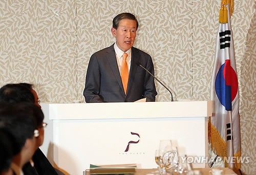 24일 오전 서울 중구 태평로 프라자호텔에서 열린 전국경제인연합회 정기총회에서 허창수 신임회장이 취임사를 하고 있다.