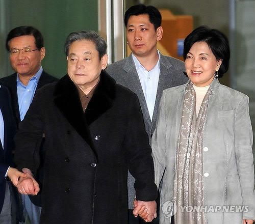 이건희 삼성 회장이 평창동계올림픽 유치활동을 마치고 8일 오전 부인 홍라희 여사와 함께 김포공항을 통해 입국하고 있다. 이회장은 10일 열리는 전국경제인연합회 회장단 회의에 참석하겠다고 밝혔다.